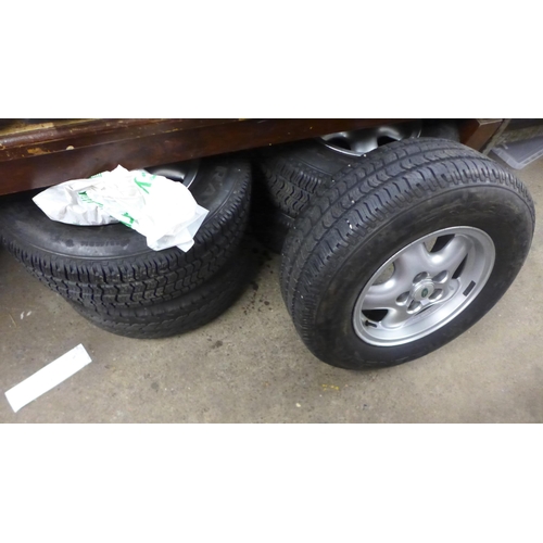 2026 - 5 Land Rover wheels and a bag of wheel nuts