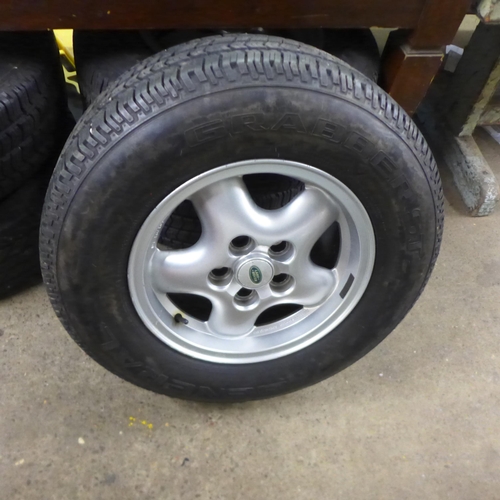 2026 - 5 Land Rover wheels and a bag of wheel nuts