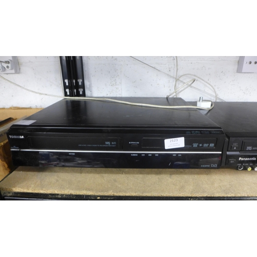 2123 - A Toshiba RDXV59T DVD/VHS player