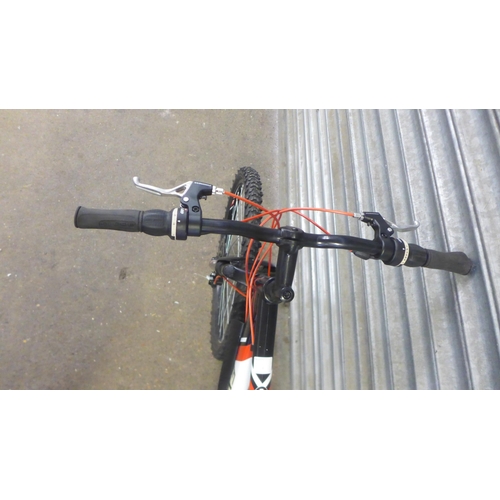 2162 - An Apollo Evade aluminium twin disk hard tail mountain bike   * Police repossession