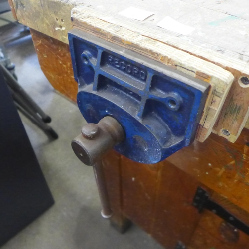 2172 - A 153cm x 57cm wooden work bench with fitted Record No. 52 joiners vice