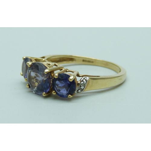 1011 - A 9ct gold tanzanite and iolite ring, 2.4g, N