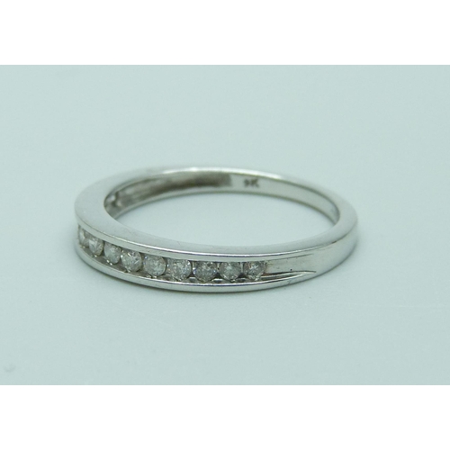 1016 - A 9ct white gold and fourteen stone diamond ring, 2g, O