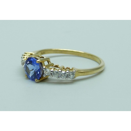 1017 - A 9ct gold tanzanite and zircon ring, 1.7g, N