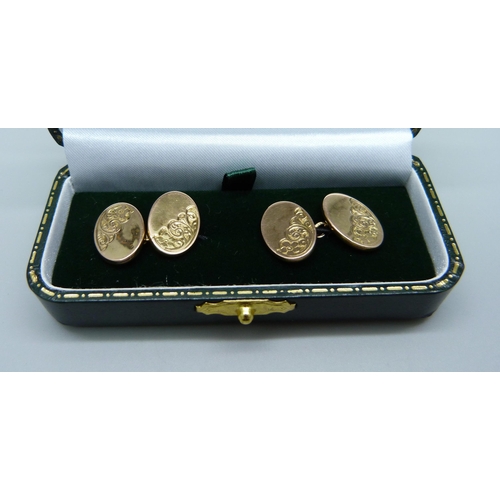 1024 - A pair of 15ct gold cufflinks, 3.8g