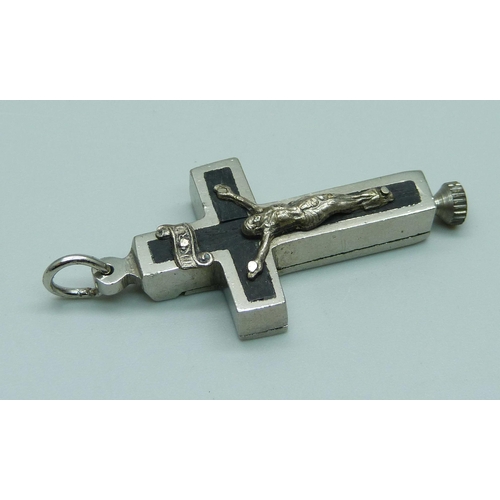 1045 - A crucifix pendant with hinged compartment