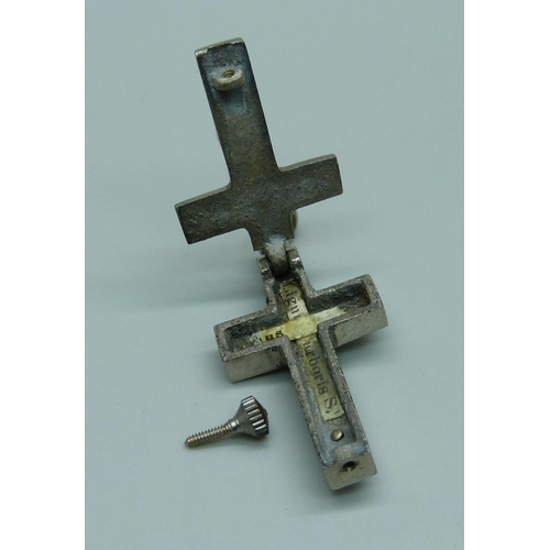 1045 - A crucifix pendant with hinged compartment