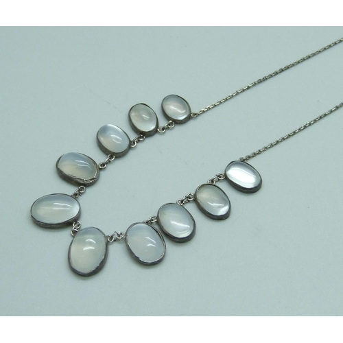 1046 - A silver and moonstone necklet, 40cm