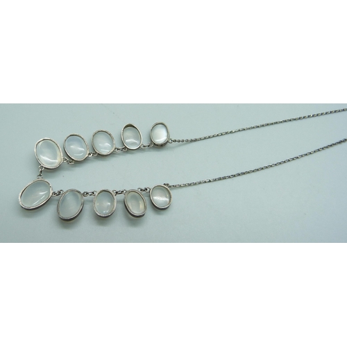 1046 - A silver and moonstone necklet, 40cm