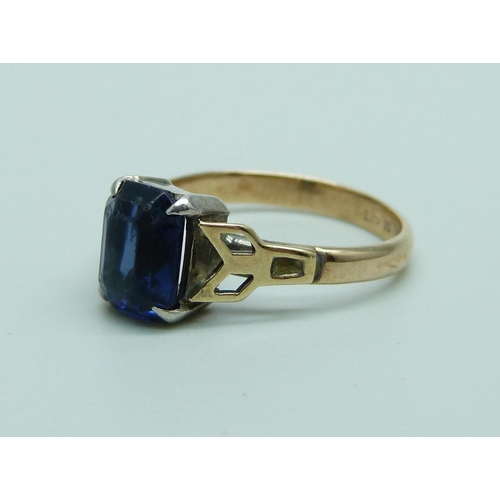 1053 - A 9ct gold and silver ring set with a blue stone, 2.3g, K/L