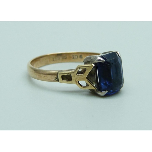 1053 - A 9ct gold and silver ring set with a blue stone, 2.3g, K/L