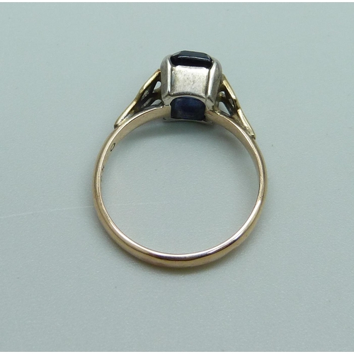 1053 - A 9ct gold and silver ring set with a blue stone, 2.3g, K/L