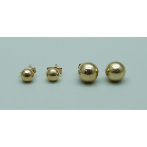 1066 - Two pairs of 9ct gold stud earrings, 0.3g