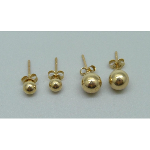 1066 - Two pairs of 9ct gold stud earrings, 0.3g