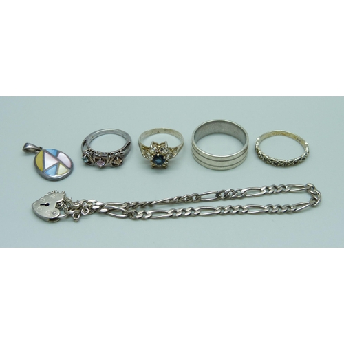 1076 - Four silver rings, a silver bracelet and a silver pendant