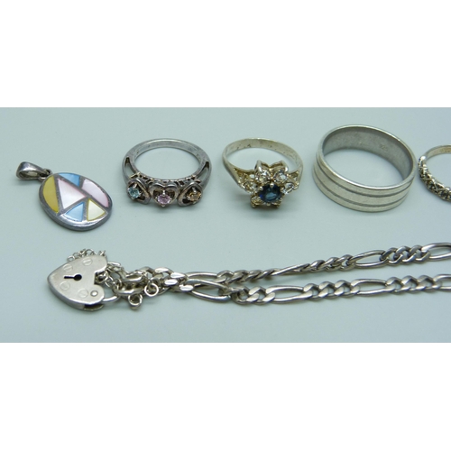 1076 - Four silver rings, a silver bracelet and a silver pendant