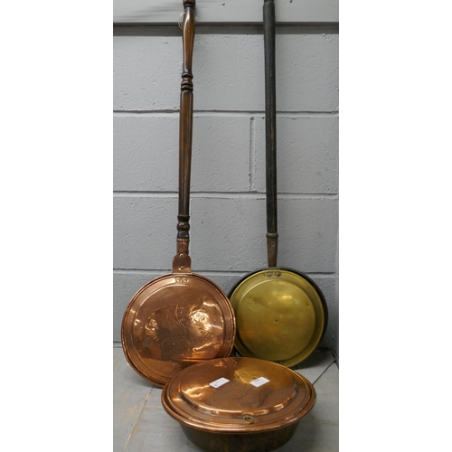 1094 - Two copper and one brass warming pans, one lacking handle **PLEASE NOTE THIS LOT IS NOT ELIGIBLE FOR... 