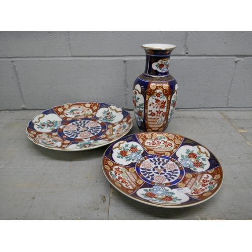 1099 - Two Japanese Imari chargers and a vase