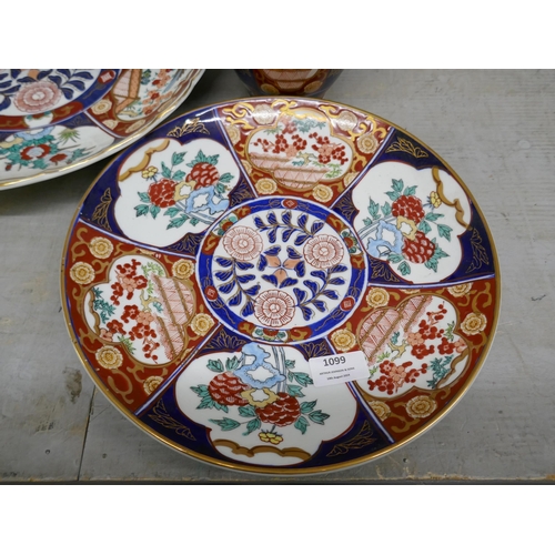 1099 - Two Japanese Imari chargers and a vase