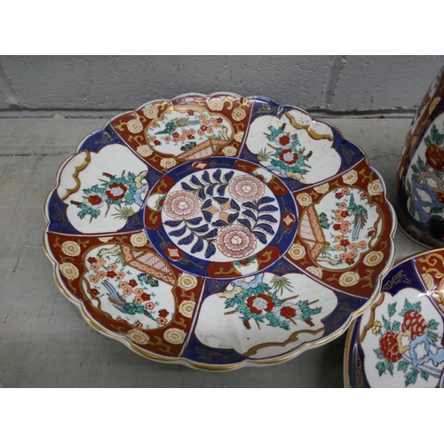 1099 - Two Japanese Imari chargers and a vase