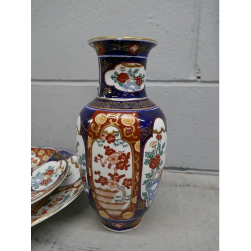 1099 - Two Japanese Imari chargers and a vase