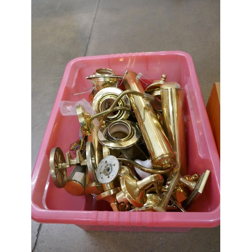 1117 - A box of brassware, a sewing machine, etc. **PLEASE NOTE THIS LOT IS NOT ELIGIBLE FOR IN-HOUSE POSTI... 