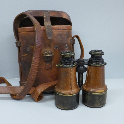 617 - A pair of WWI military issue Deroy & Forestier Paris binoculars with leather case, dated 1917