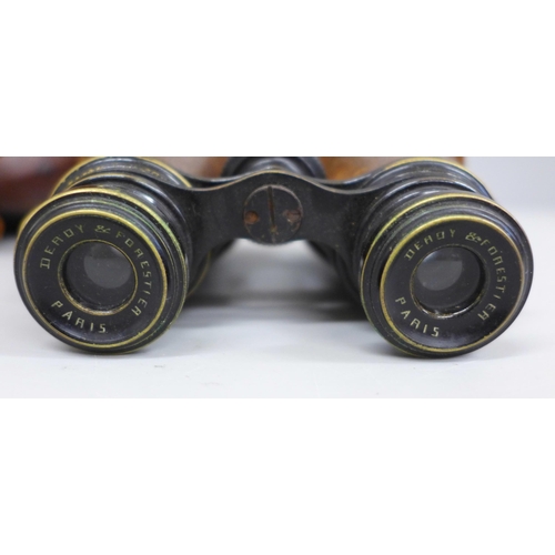 617 - A pair of WWI military issue Deroy & Forestier Paris binoculars with leather case, dated 1917