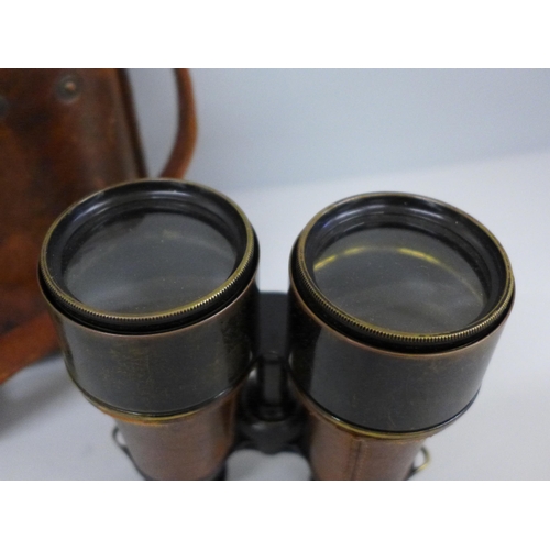 617 - A pair of WWI military issue Deroy & Forestier Paris binoculars with leather case, dated 1917