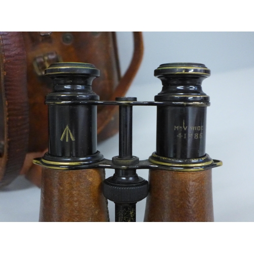 617 - A pair of WWI military issue Deroy & Forestier Paris binoculars with leather case, dated 1917