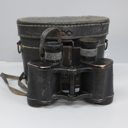 618 - A pair of German WWII military binoculars, Dienstglas 6x30 with original case