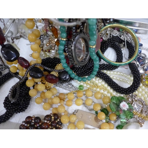 624 - A collection of costume jewellery