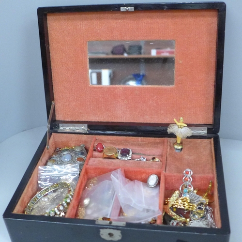 642 - A lacquered box and jewellery, a silver bracelet, dress rings, gold plated and other jewellery