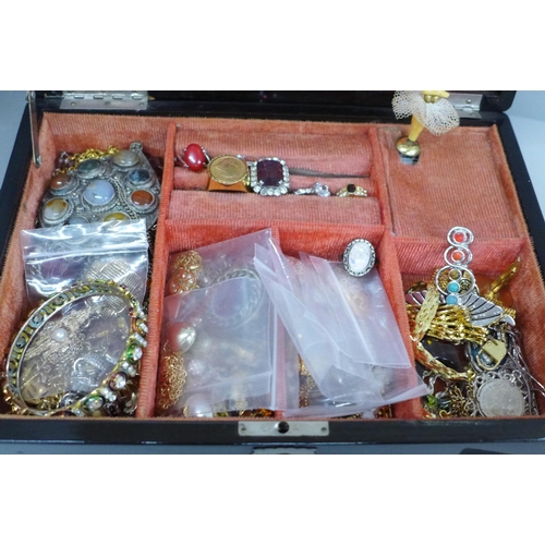 642 - A lacquered box and jewellery, a silver bracelet, dress rings, gold plated and other jewellery