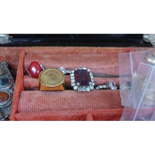 642 - A lacquered box and jewellery, a silver bracelet, dress rings, gold plated and other jewellery