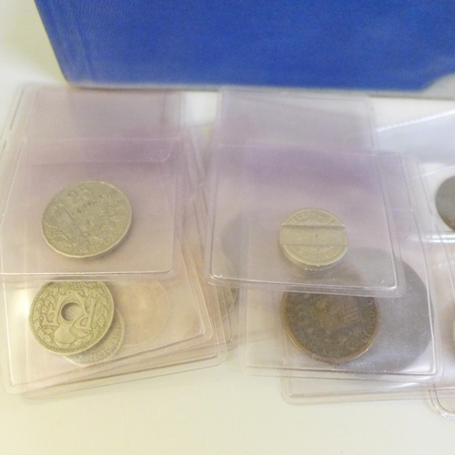 651 - Coins - Box of world coins, commemorative crowns, etc.