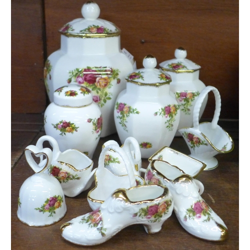 675 - A collection of Royal Albert Old Country Roses