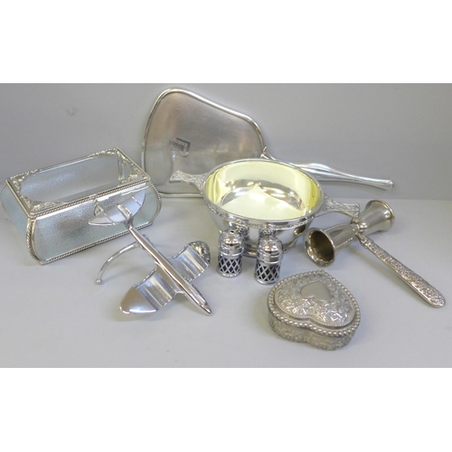 677 - Assorted silver plate and other metalwares including a quaich, drinks measure and aircraft cruet set