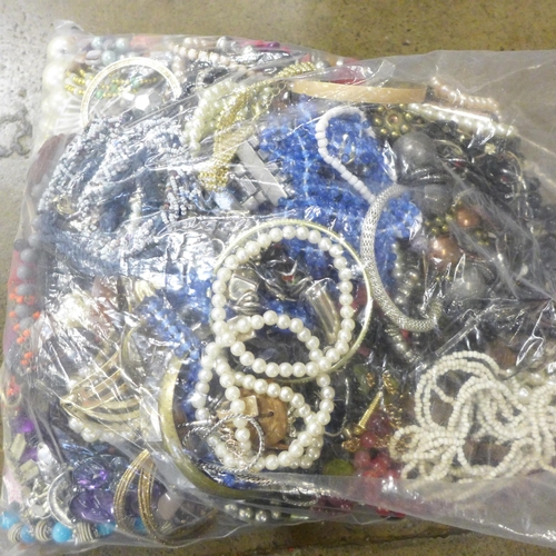 763 - A large bag of costume jewellery