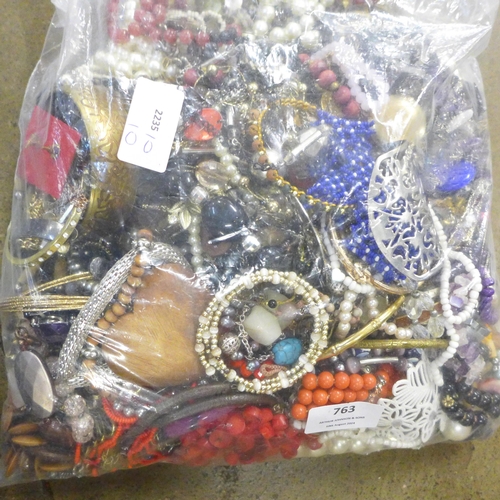 763 - A large bag of costume jewellery