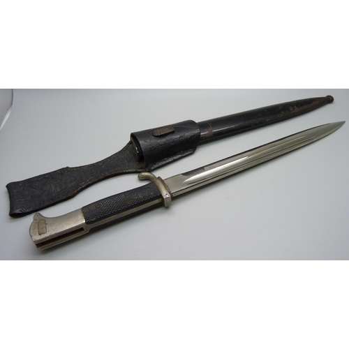 838 - A German bayonet with scabbard, the blade marked Horster, Solingen **PLEASE NOTE THIS LOT IS NOT ELI... 