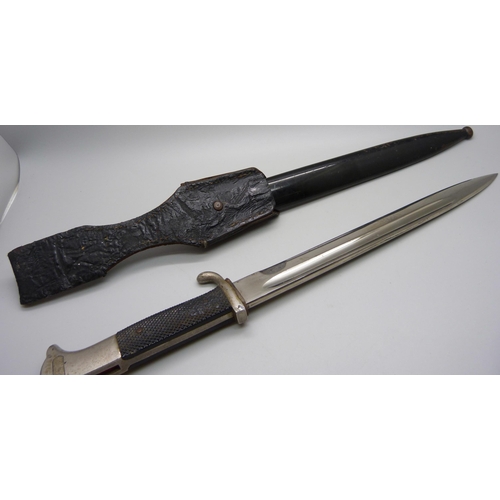 838 - A German bayonet with scabbard, the blade marked Horster, Solingen **PLEASE NOTE THIS LOT IS NOT ELI... 