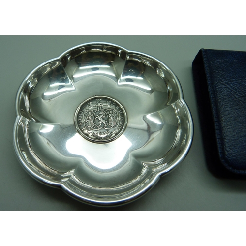 848 - An 800 silver dish set with an 1820 coin, 41g, and a Sefton medallion