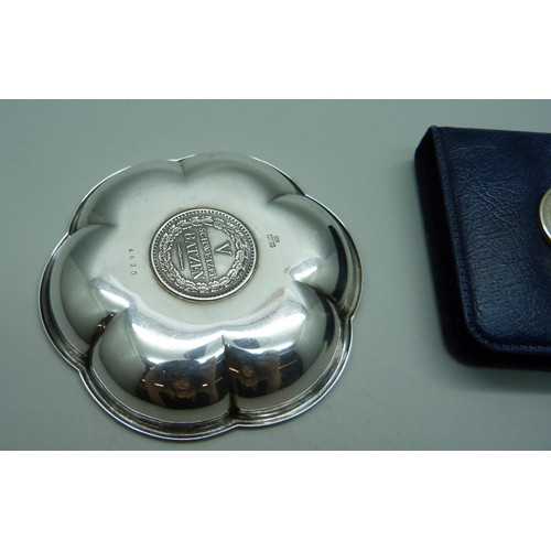 848 - An 800 silver dish set with an 1820 coin, 41g, and a Sefton medallion