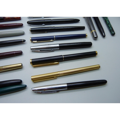 886 - A collection of fountain pens and ballpoint pens