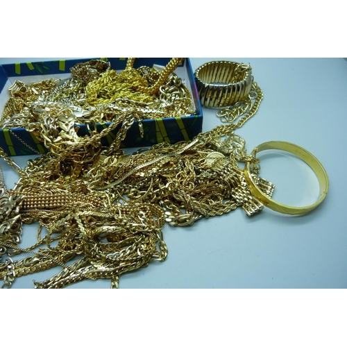 887 - A collection of gold-tone jewellery