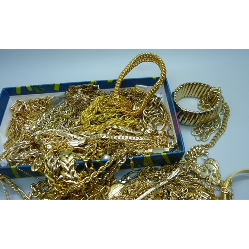 887 - A collection of gold-tone jewellery