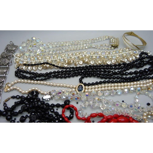 891 - A collection of costume jewellery