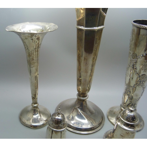 901 - Two silver vases, weighted, a/f, a white metal vase and two silver peppers, peppers 75g