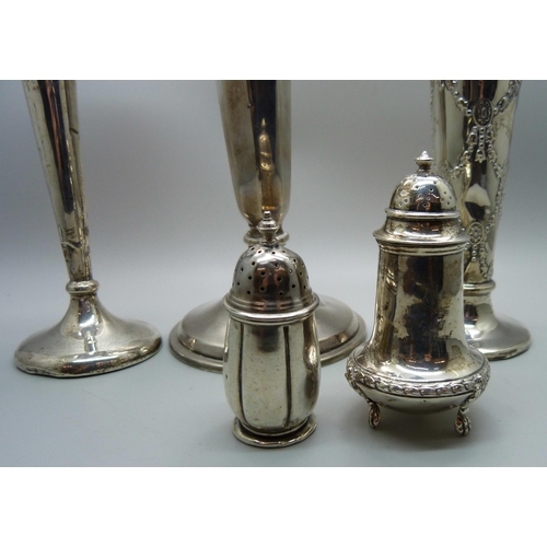 901 - Two silver vases, weighted, a/f, a white metal vase and two silver peppers, peppers 75g